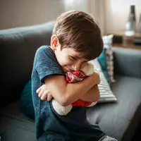 Cara Mengenali Tanda Anak Membutuh Pelukan daripada Nasihat