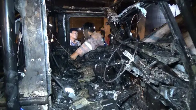 Land Rover Antik Mantan Wabub Tulungangung Hangus Terbakar
