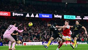 Kiper Manchester United, Senne Lammens (kiri), mengamankan bola saat  Noussair Mazraoui (ketiga dari kanan) dan Harry Maguire (kanan) berusaha menghalau striker Arsenal, Viktor Gyokeres,  dalam pertandingan Liga Inggris di Stadion Emirates, London, Minggu (25/1/2026). (AFP/Ben Stansall)