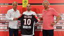 Bermain bersama Nice musim depan Wesley Sneijder diberi kehormatan memakai jersey dengan nomor punggung 10. (AFP/Yann Coatsaliou)