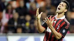 Ekspresi kekecewaan striker AC Milan Marco Borriello di laga lanjutan Serie A melawan Fiorentina di San Siro Stadium, 1 Mei 2010 in Milan. AFP PHOTO/ GIUSEPPE CACACE 