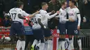 Selebrasi pemain Tottenham Hotspur merayakan gol pertama Dele Alli ke gawang Chelsea pada laga lanjutan Premier League yang berlangsung di stadion Wembley, London, Minggu (25/11). Tottenham menang atas 3-1. (AFP/Ian Kington)