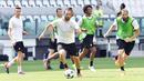 Striker Juventus, Gonzalo Higuain, menggiring bola saat latihan jelang laga final Liga Champions di Stadion Juventus, Turin, Senin (29/5/2017). Juventus akan berhadapan dengan Real Madrid pada laga final. (EPA/Alessandro Di Marco)