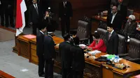 Pimpinan sementara Sidang Paripurna DPR RI, Popong Otje Djunjunan, secara simbolis menyerahkan palu sidang kepada Ketua DPR terpilih, Jakarta, (2/10/14). (Liputan6.com/Andrian M Tunay)