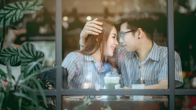 pasangan cinta romantis