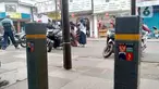Tiang berdiri di jalur disabilitas pedestrian sepanjang Jalan Surya Kencana, Kota Bogor, Jawa Barat, Sabtu (3/12/2022). Jalur pedestrian yang seharusnya menjadi akses pejalan kaki dan ramah bagi kaum disabilitas itu tidak berfungsi dengan semestinya. (Liputan6.com/Magang/Aida Nuralifa)