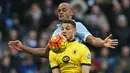 Penyerang Aston Villa, Rudy Gestade, berebut bola dengan bek Manchester City, Vincent Kompany. Keempat gol dari City tercipta pada babak kedua. (Reuters/Jason Cairnduff)