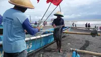 Nelayan di Pantai Depok Bantul tetap melaut menjelang gerhana bulan total