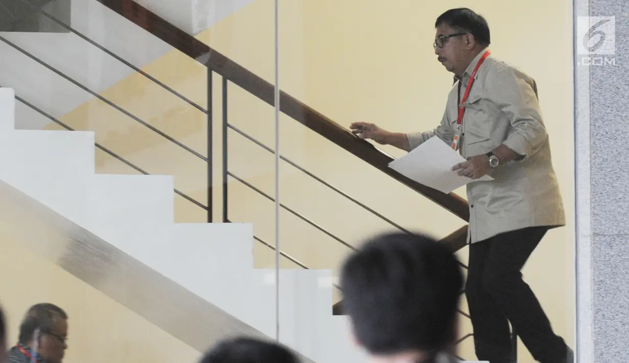 Wali Kota Balikpapan, Rizal Effendi menaiki tangga menuju ruangan penyidik KPK untuk pemeriksaan di Jakarta, Kamis (23/8). Rizal diperiksa dalam kasus suap usulan dana perimbangan daerah dalam Rancangan APBN-Perubahan Tahun 2018. (Merdeka.com/Dwi Narwoko)