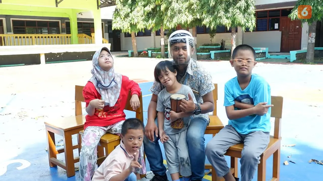 Abdul Fatah Al Fauzi dan anak didiknya.