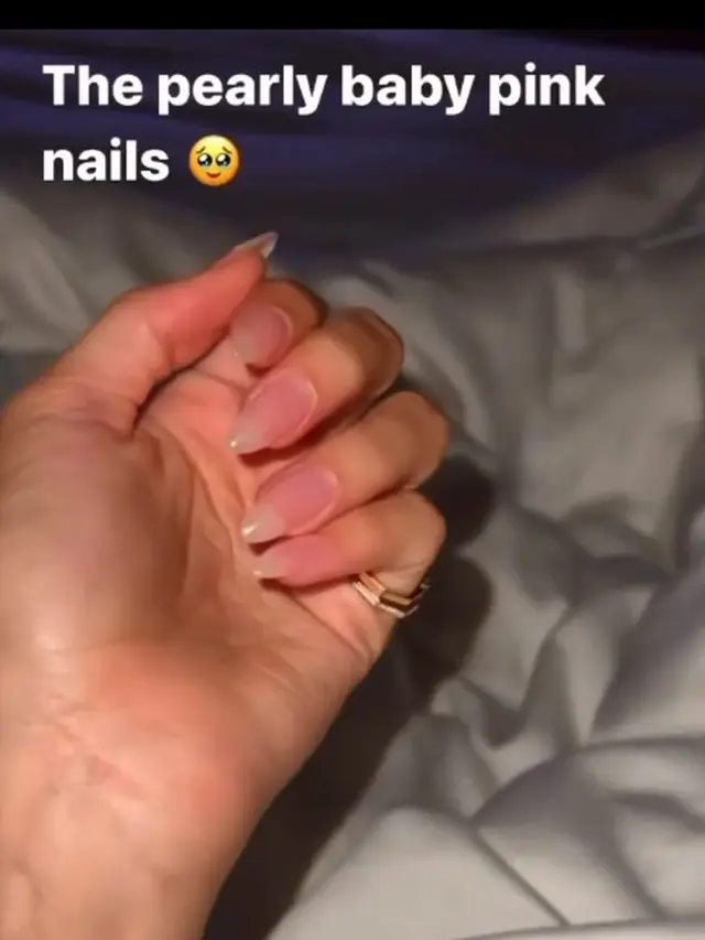 Tren Nail Art Glazed Donut ala Hailey Baldwin
