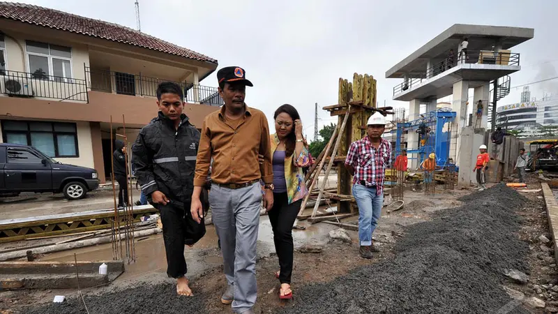 Wagub Djarot Blusukan ke Pintu Air Manggarai