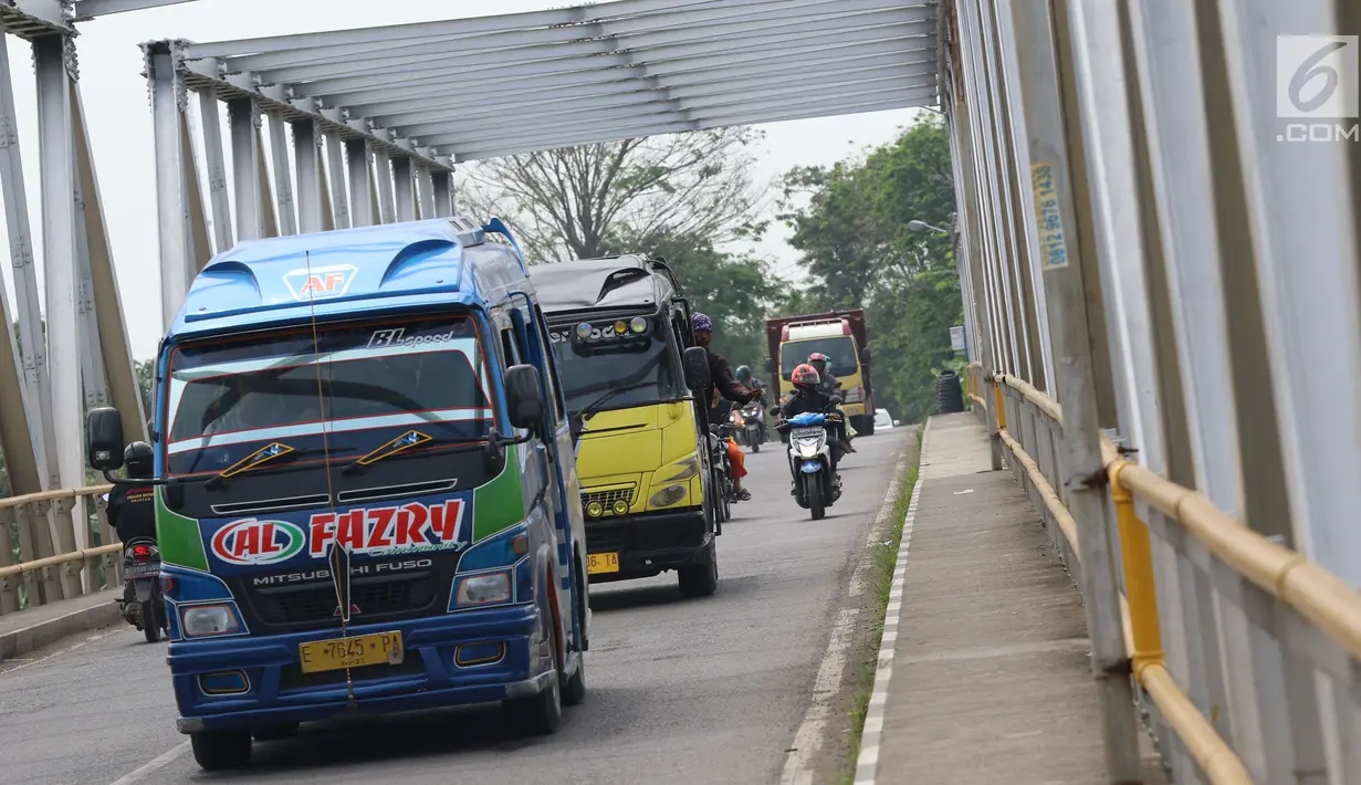 Sejumlah kendaraan melintas di jembatan Bangkir Indramayu, Jawa Barat, Jumat (30 /6). H+5 Indramayu Kota ke Arah Jakarta melalui Jalur Utara diprediksi mulai di padati arus balik pada Malam dan esok hari H+6. (Liputan6.com/Helmi Afandi)