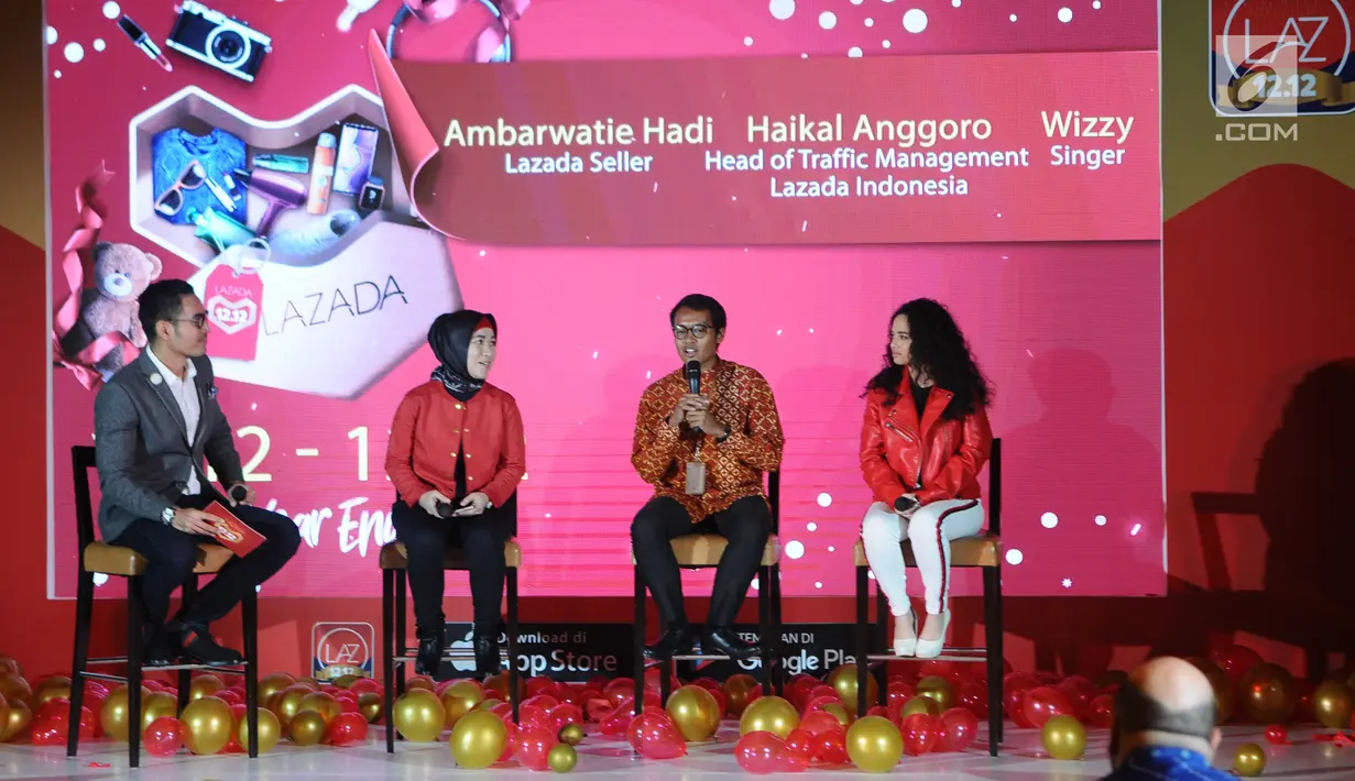 Penyanyi Wizzy (kanan), Head of Traffic Management Lazada Indonesia Haikal Bekti Anggoro (dua kanan), Seller Lazada Ambarwati Hadi (dua kiri) memberi penjelasan tentang Lazada 12.12 Grand Year End Sale, Jakarta, Selasa (4/12). (Liputan6.com/Angga Yuniar)