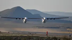 Pesawat terbesar di dunia, Stratolaunch, lepas landas pada penerbangan pertamanya di Mojave, California, Amerika Serikat, 13 April 2019. Pesawat dengan lebar sayap sepanjang lapangan sepak bola ini merupakan gabungan dua pesawat dengan enam mesin Boeing 747. (REUTERS/Gene Blevins)