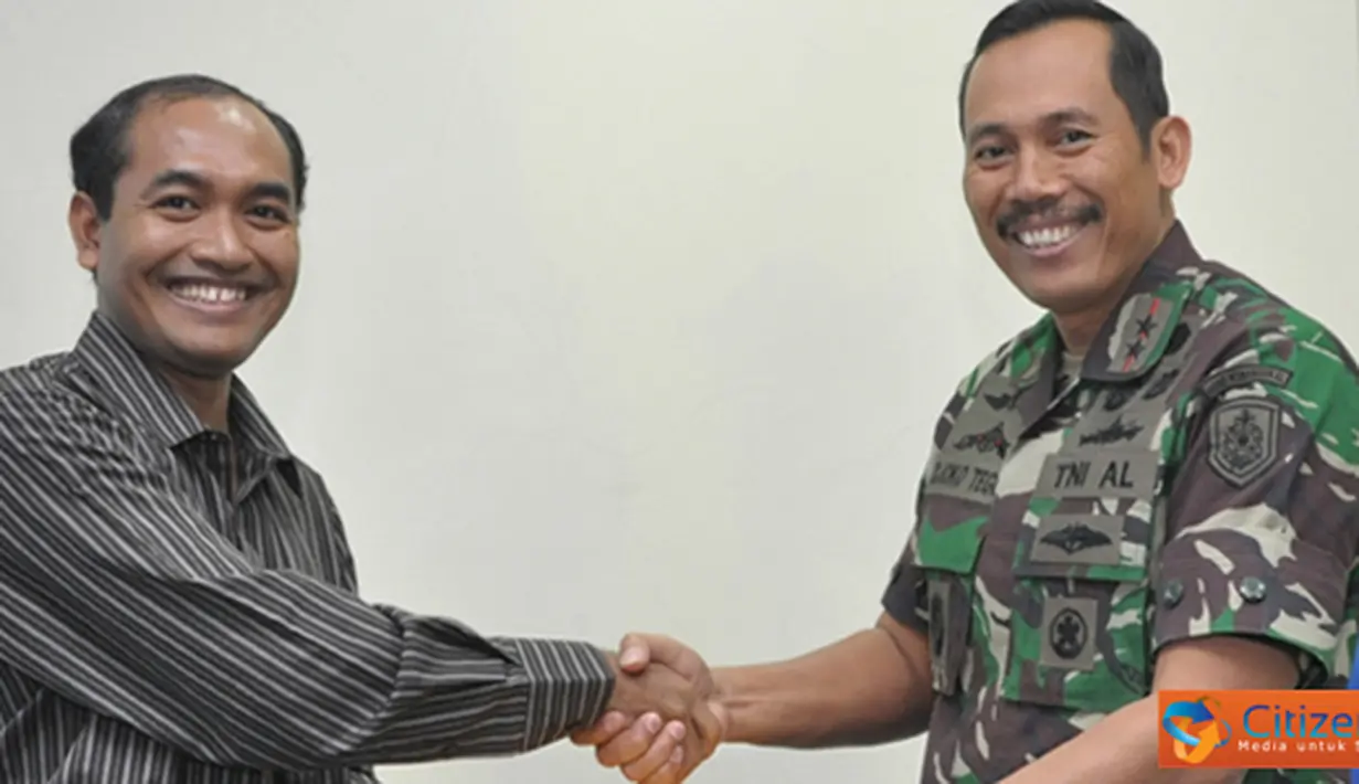 Citizen6, Surabaya: Dankobangdikal Laksda TNI Djoko Teguh Wahojo menerima hasil Tim Wasrik BPK RI yang telah melaksanakan Pengawasan dan Pemeriksaan selama sebulan di Kobangdikal, Rabu (15/8). (Pengirim: Penkobangdikal).