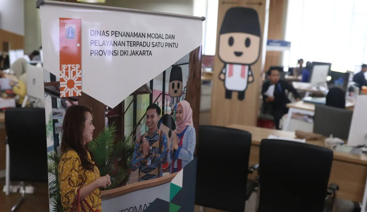 Aktivitas petugas di Mal Pelayanan Publik, Jakarta, Jumat (6/3/2020). Mal Pelayanan Publik Provinsi DKI Jakarta  meningkatkan tindakan pencegahan penyebaran virus corona dan memastikan seluruh tempat pelayanan publik yang bersih dan aman. (Liputan6.com/Angga Yuniar)