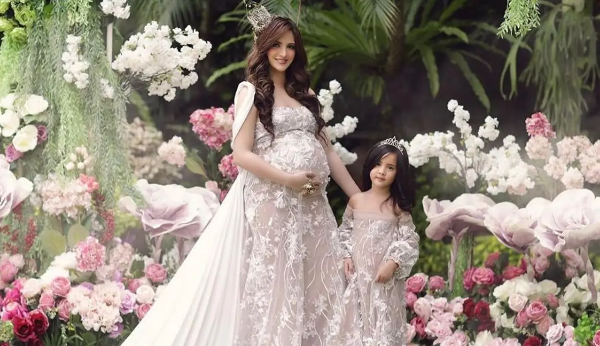 Saat pemotretan foto maternity Magika, Nia Ramadhani mengenakan gaun yang sama dengan putri kesayangannya. Keduanya tampak memesona dengan tiara di kepala. Dengan desain gaun off-shoulder, Mikhayla terlihat super manis bak gulali. (Liputan6.com/Instagram/@ramadhaniabakrie)