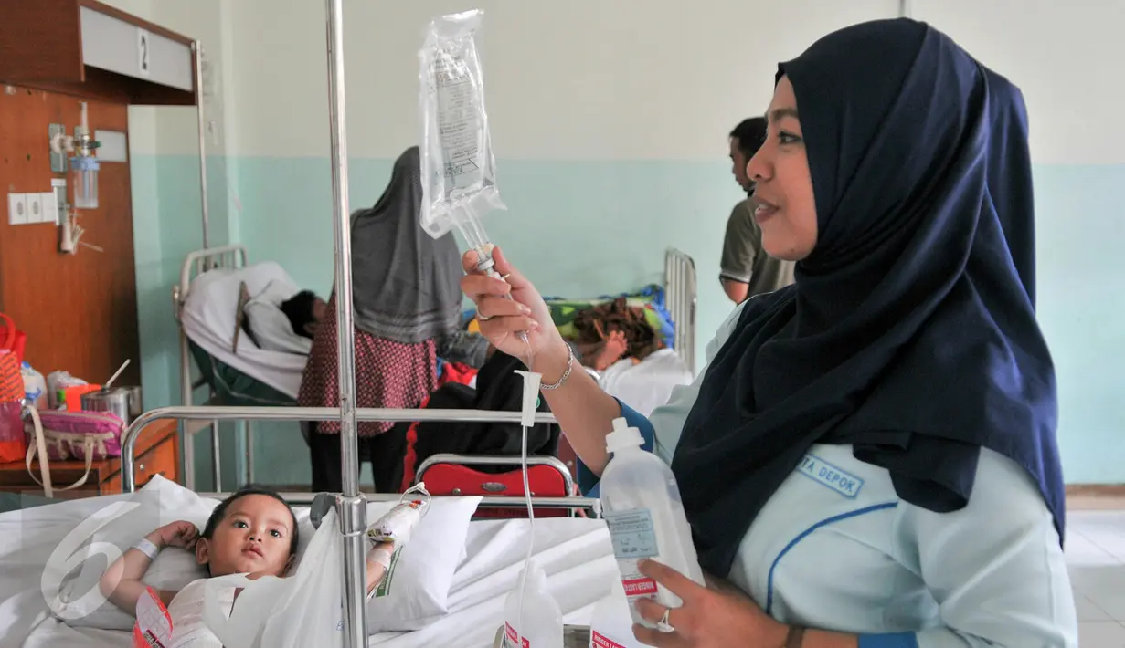 Perawat RSUD Depok melakukan pengecekan infus pasien DBD di RSUD Depok, Selasa (9/2/2016). Pasien DBD di Rumah Sakit Umum Daerah (RSUD) Kota Depok terus meningkat sejak Desember 2015. (Liputan6.com/Yoppy Renato)