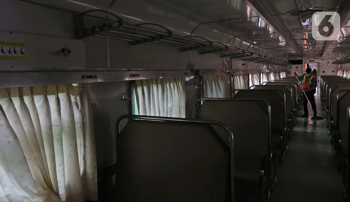 Petugas membersihkan gerbong kereta api di Stasiun Pasar Senen, Jakarta, Minggu (15/3/2020). PT KAI Daop I Jakarta melakukan penyemprotan disinfektan dan pembersihan KA jarak jauh untuk antisipasi dan pencegahan penyebaran COVID-19. (Liputan6.com/Herman Zakharia)