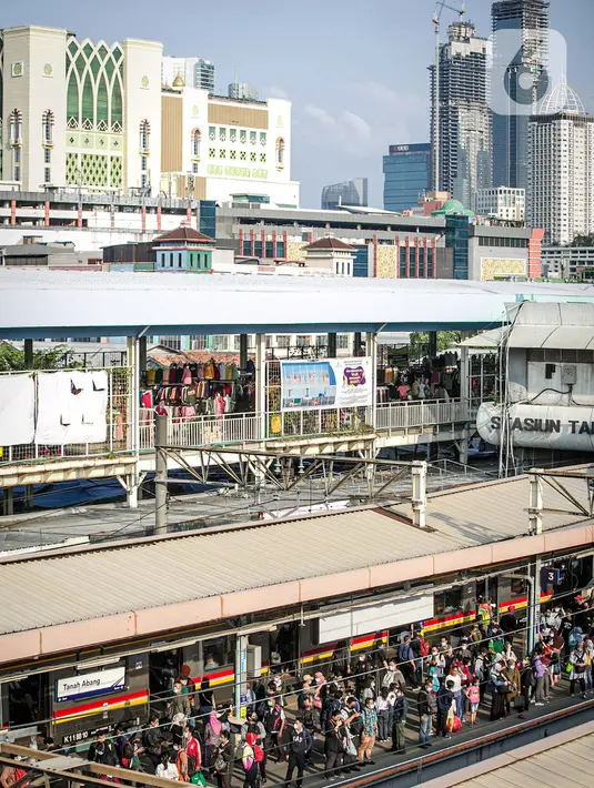 Penumpang menunggu KRL di Stasiun Tanah Abang, Jakarta Pusat, Kamis (4/2/2021) sore. Menurut keterangan petugas, antrean panjang tersebut hampir terjadi setiap harinya saat bulan Ramadhan. (Liputan6.com/Faizal Fanani)
