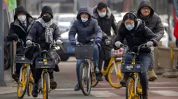 Para komuter yang mengenakan masker untuk melindungi diri dari COVID-19 mengendarai sepeda di Beijing, China, Rabu (15/12/2021). China mendeteksi kasus kedua varian omicron pada seorang pria berusia 67 tahun yang dinyatakan positif setelah lebih dari dua minggu karantina.(AP Photo/Mark Schiefelbein)