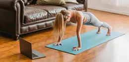 Memulai hidup sehat tidak harus menghabiskan waktu berjam jam di gym, karena kunci kebugaran sebenarnya terletak pada konsistensi durasi singkat. [Dok/Pexels.com/Marta Wave].