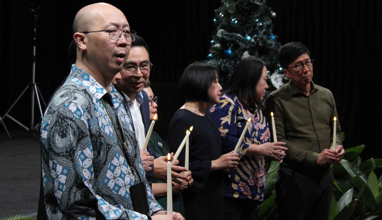 Perayaan ini dihadiri Managing Director EMTEK dan CEO Vidio Sutanto Hartono. Ia membagikan pesan yang menghangatkan hati. Tampak dalam foto, Managing Director EMTEK dan CEO Vidio Sutanto Hartono (kanan) saat mengikuti doa bersama dan perayaan Natal 2025 Emtek Group di Studio News lantai 8, SCTV Tower, Senayan City, Jakarta, Jumat (19/12/2025) sore. (merdeka.com/magang/Rendi Saputra)