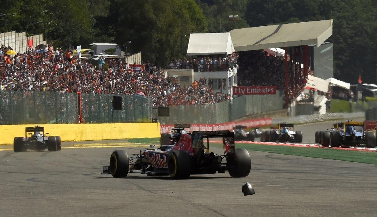 Mobil pebalap Toro Rosso, Carlos Sainz Jr, mengalami kerusakan setelag start F1 GP Belgia di di Sirkuit Spa-Francorchamps, Minggu (28/8/2016). (AFP/John Thys)