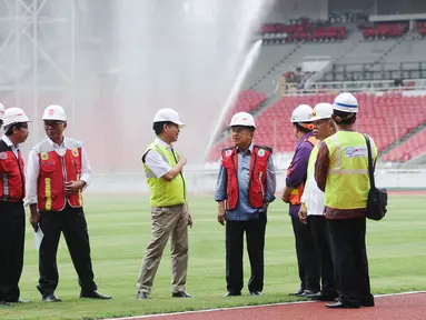 Wapres Jusuf Kalla (keempat kanan) meninjau progres renovasi Stadion Utama GBK, Jakarta, Selasa (3/10). Menteri PUPR Basuki Hadimuljono memastikan, pembangunan infrastruktur Asian Games akan selesai sesuai target. (Liputan6.com/Helmi Fithriansyah)