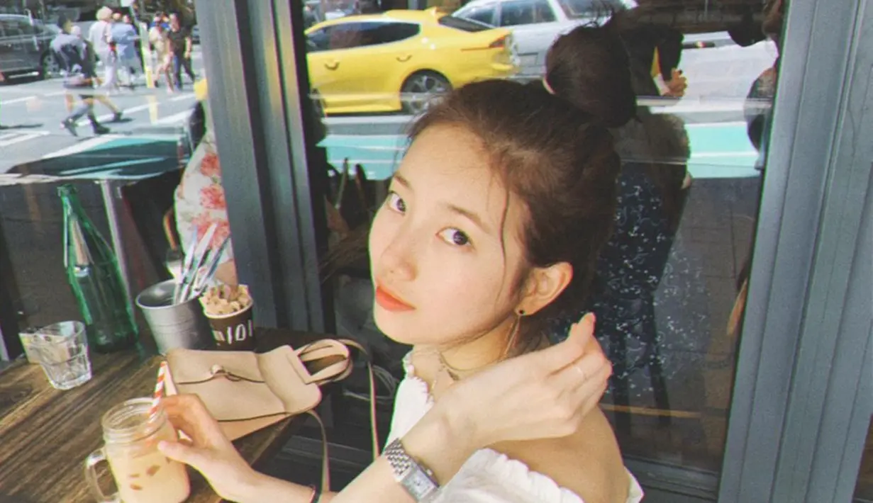 Candid dan tanpa ekspresi, bintang drama Korea Start-Up ini tetap memesona. Rambutnya yang dicepol membuat Bae Suzy semakin terlihat imut. Meski tanpa polesan makeup sekalipun, tak dipungkiri jika pesona mantan kekasih Lee Min Ho ini tetap terpancar. (Liputan6.com/IG/@skuukzky)