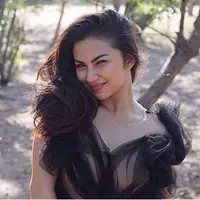 "Bajunya terawang gitu ya? Kayak gak pake baju aja, tapi seksi, sukaaa," tulis abalabal017. Banyak netizen memuji penampilan seksinya. (Instagram/arieltatum)