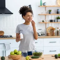 Ilustrasi wanita minum vitamin dan suplemen. (Foto: Shutterstock)