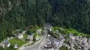 Suasana tanah longsor yang menerjang desa terpencil di wilayah Bondo, Swiss (23/8). Akibat bencana tersebut akses jalan keluar masuk ke desa tersebut lumpuh terhalang material lumpur dan batu. (Giancarlo Cattaneo / Keystone via AP)