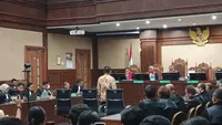 Majelis hakim Pengadilan Tipikor Jakarta Pusat memutuskan untuk menggabungkan pemeriksaan eksepsi atau nota perlawanan mantan Jampidsus Febrie Adriansyah dengan putusan akhir dalam perkara dugaan TPPU. (Liputan6.com/Dimas Ramadhan Wicaksana)
