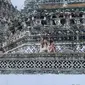 Wisatawan dapat mencoba ragam atraksi menarik di Thailand, salah satunya ialah berfoto mengenakan kostum di Wat Arun. (Liputan6.com/Melinda Indrasari)