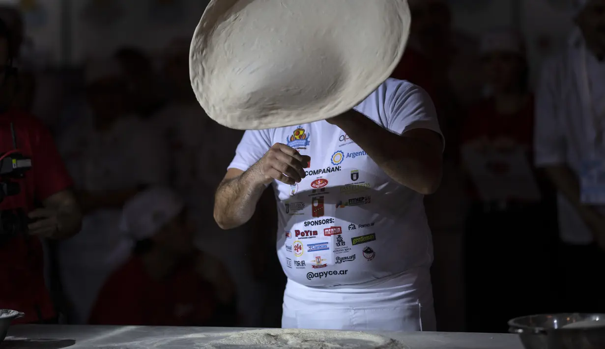 Seorang master pizza menyiapkan adonan selama Kejuaraan Pizza Argentina di Buenos Aires, Argentina, Selasa (7/6/2022). Pemenang yang terpilih sebagai “Great Argentine Champion” akan menjadi bagian dari tim Argentina di Kejuaraan Pizza Dunia 2023 di Parma (Italia). (AP Photo/Rodrigo Abd)