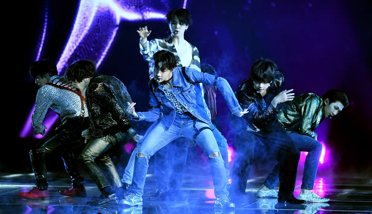 Bangtan Boys atau yang lebih dikenal dengan BTS tampil di atas panggung Billboard Music Awards 2018 di Las Vegas, Minggu (20/5).Dalam penampilannya, BTS mengguncang panggung dengan teriakan histeris pada penonton. (KEVIN WINTER/GETTY IMAGES/AFP)