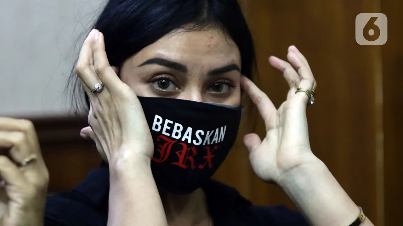 FOTO: Raut Wajah Nora Alexandra saat Hadiri Sidang Putusan Jerinx