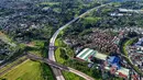 Foto udara memperlihatkan ruas Jalan Tol Bogor-Ciawi-Sukabumi (Bocimi) di Cibadak, Kabupaten Sukabumi, Jawa Barat, Jumat (31/10/2025). Kehadirannya mampu memangkas waktu tempuh Jakarta–Sukabumi dari sekitar tujuh jam menjadi hanya dua jam. (merdeka.com/Arie Basuki)