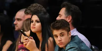 Kisah cinta Justin Bieber dan Selena Gomez kerap disandingkan seperti drama. Putus-nyambung selalu mewarnai hubungan kedua solois muda ini. (AFP/Bintang.com)