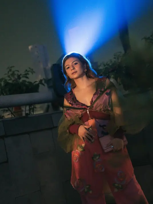 Berbeda dengan sang ibu yang memilih braided bun, Shalom hanya menata rambut dengan curly hair yang rapi. Melengkapi penampilannya, Shalom menenteng clutch berwarna baby pink yang tampak imut. (instagram/sharazaaa)