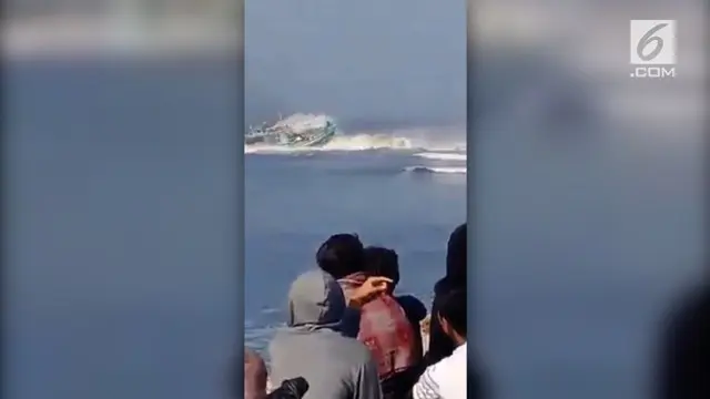 Kapal nelayan bernama Joko Berek, diterjang ombak saat hendak berbelok.