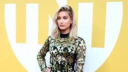 Model yang kerap tampil sexy, Hailey Baldwin, berpose saat melintasi karpet merah NBA Awards 2017 di Basketball City, New York, Senin, (26/6/2017). (NBAE via Getty Images/Nathaniel S Butler) 