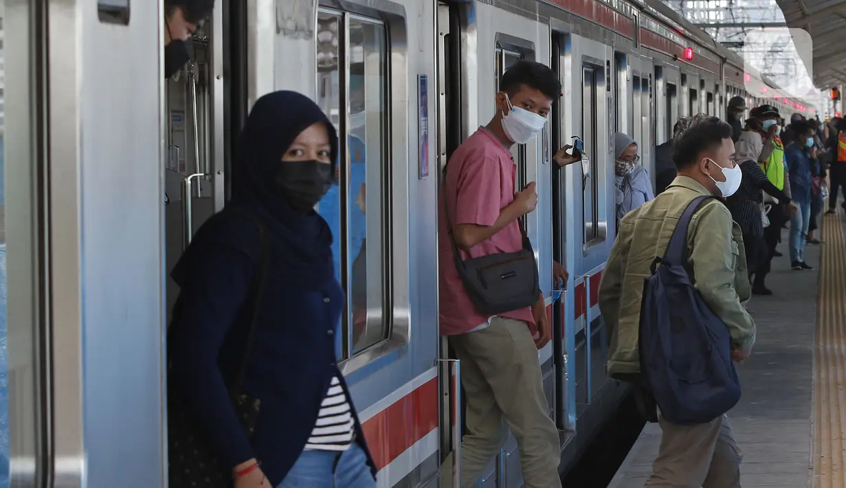Penumpang turun dari KRL Commuter Line di Stasiun Manggarai, Jakarta, Minggu (26/9/2021). Jalur layang (elevated track) KRL Bogor Line di Stasiun Manggarai yang terdiri dari empat peron bagi penumpang kereta relasi tujuan Jakarta-Bogor. (Liputan6.com/Herman Zakharia)