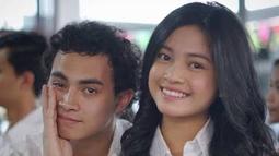 6 tahun berlalu, paras dua artis muda ini tidak berubah. Hanya saja, kini keduanya makin sukses lewat sederet film dan web series yang dibintanginya. Tak dipungkiri, trilogi film Dilan sukses melambungkan nama Yoriko Angeline dan Omara Esteghlal. Yoriko berusia 16 tahun ketika bintangi film Dilan, sementara Omara berusia 19 tahun. Kini keduanya sudah berusia 20an tahun. (Liputan6.com/IG/@yorikooangln_)