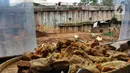 Beragam makanan, minuman dan rokok dijual di warung seberang kali yang berada tepat di belakang hotel bintang lima Four Seasons, wilayah Kampung Kebalen, Kecamatan Mampang Prapatan, Jakarta Selatan. Warga lebih sering menyebutnya warung eretan. (merdeka.com/Arie Basuki)