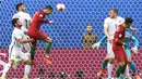 Striker Portugal, Cristiano Ronaldo, melepaskan tandukan kepala ke gawang Selandia Baru. Pada pertandingan tersebut Portugal memakai skema 4-4-2 sementara Selandia Baru dengan formasi 5-3-2. (EPA/Georgi Licovski)