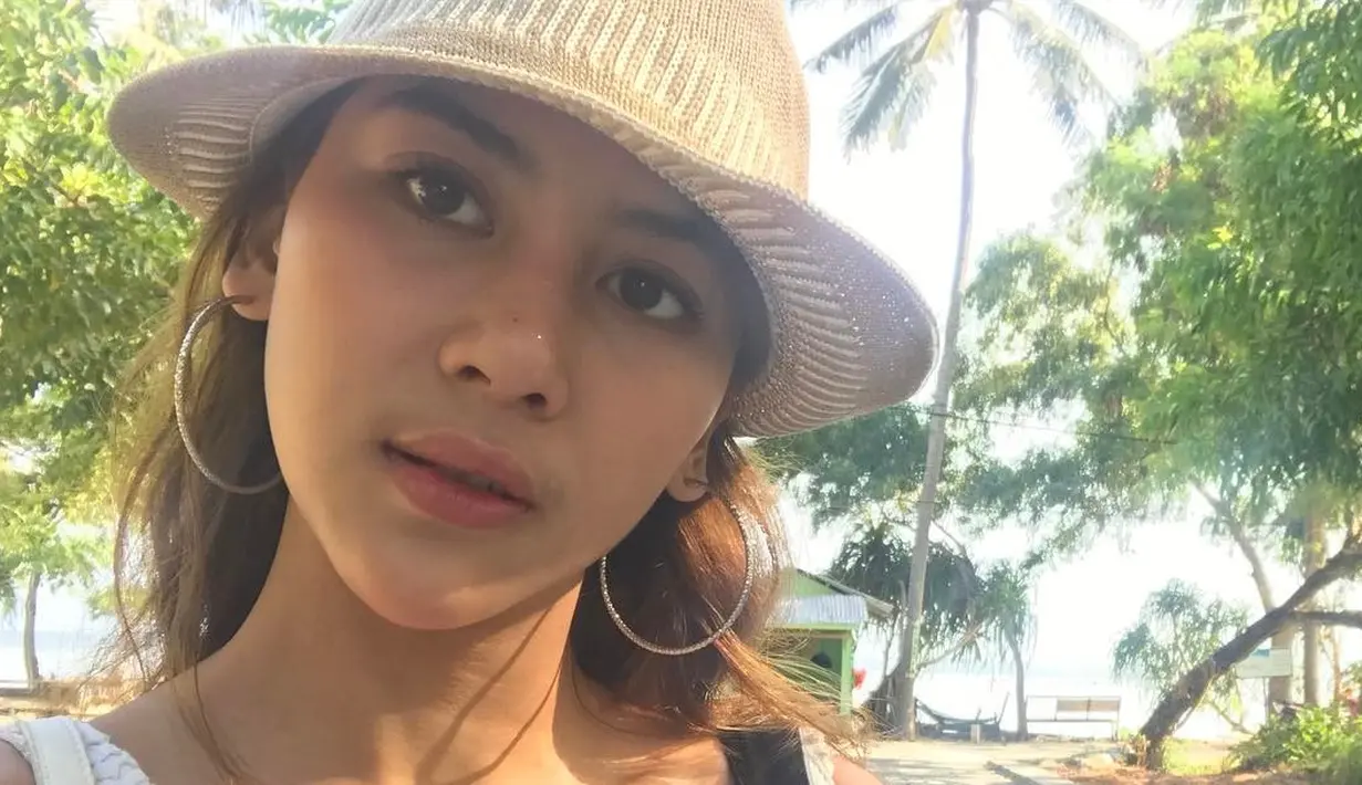 Salah satunya adalah saat ia bercerita tentang pendakian ke salah satu gunung tertinggi di Indonesia, Gunung Rinjani. (foto: instagram.com/adindathomas)