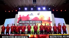 Pemain Timnas Spanyol berpose saat presentasi jersey baru untuk Piala Eropa 2020 di Las Rozas de Madrid, Spanyol, Selasa (12/11/2019). Timnas Spanyol memperkenalkan jersey baru untuk menyambut Piala Eropa 2020. (OSCAR DEL POZO/AFP)
